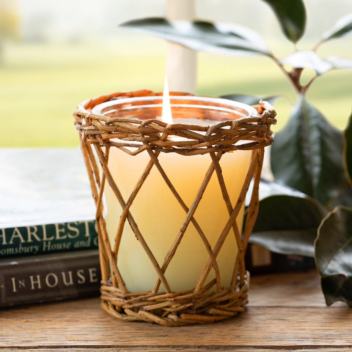 Old Estate Magnolia Qillow Candle